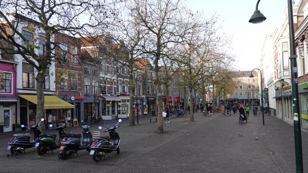 Beeld van de Brabantse Turfmarkt overdag.