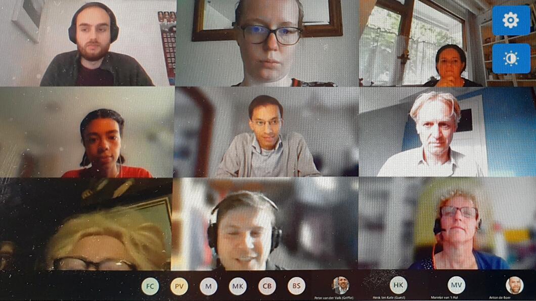 Screenshot van de digitale sessie met de raadsleden in beeld