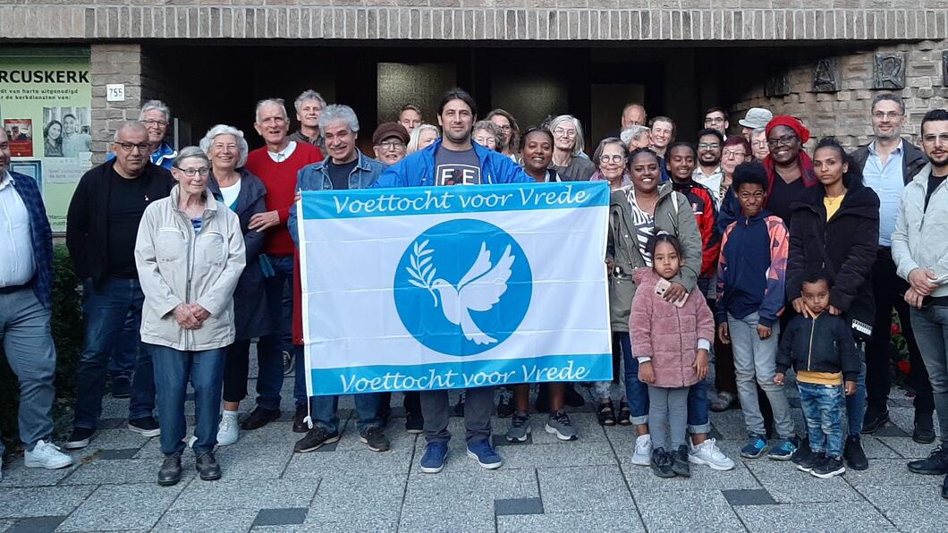 Voettocht voor vrede groepsfoto met spandoek