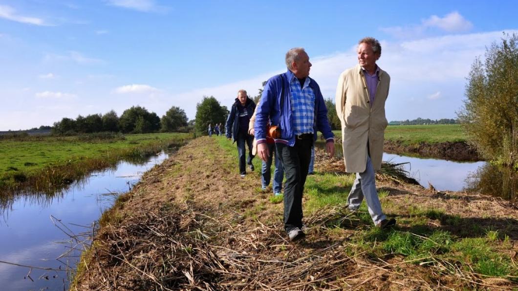 Bram en Rene over dijkje.JPG