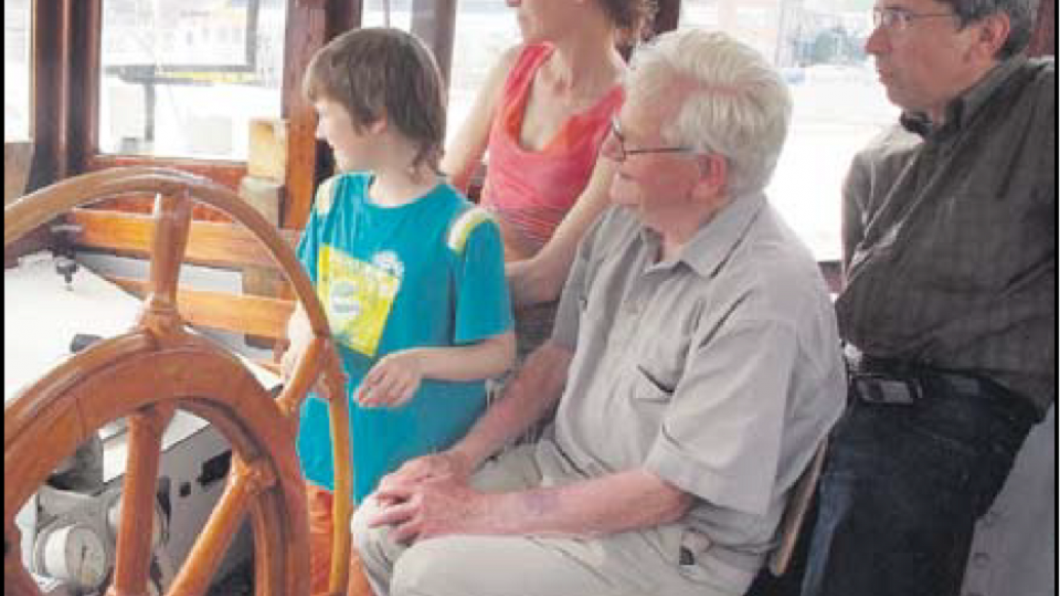 3 generaties Tetteroo in de stuurhut van de Corbulo