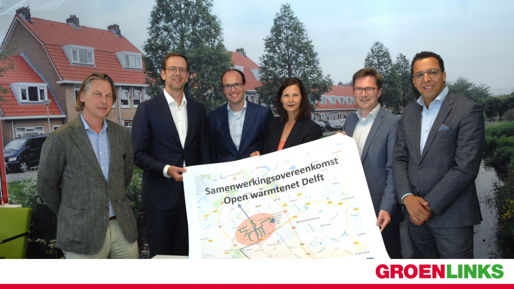 V.l.n.r. Michiel Ensink (DUWO), Jeroen Mennink (Vestia), David Peters (NetVerder), Daphne Braal (Vidomes), Stephan Brandligt (gemeente Delft) en Mohamed Baba (Woonbron) tonen trots de ondertekende samenwerkingsovereenkomst. (Foto Fred Nijs) V.l.n.r. Michiel Ensink (DUWO), Jeroen Mennink (Vestia), David Peters (NetVerder), Daphne Braal (Vidomes), Stephan Brandligt (gemeente Delft) en Mohamed Baba (Woonbron) tonen trots de ondertekende samenwerkingsovereenkomst. (Foto Fred Nijs)