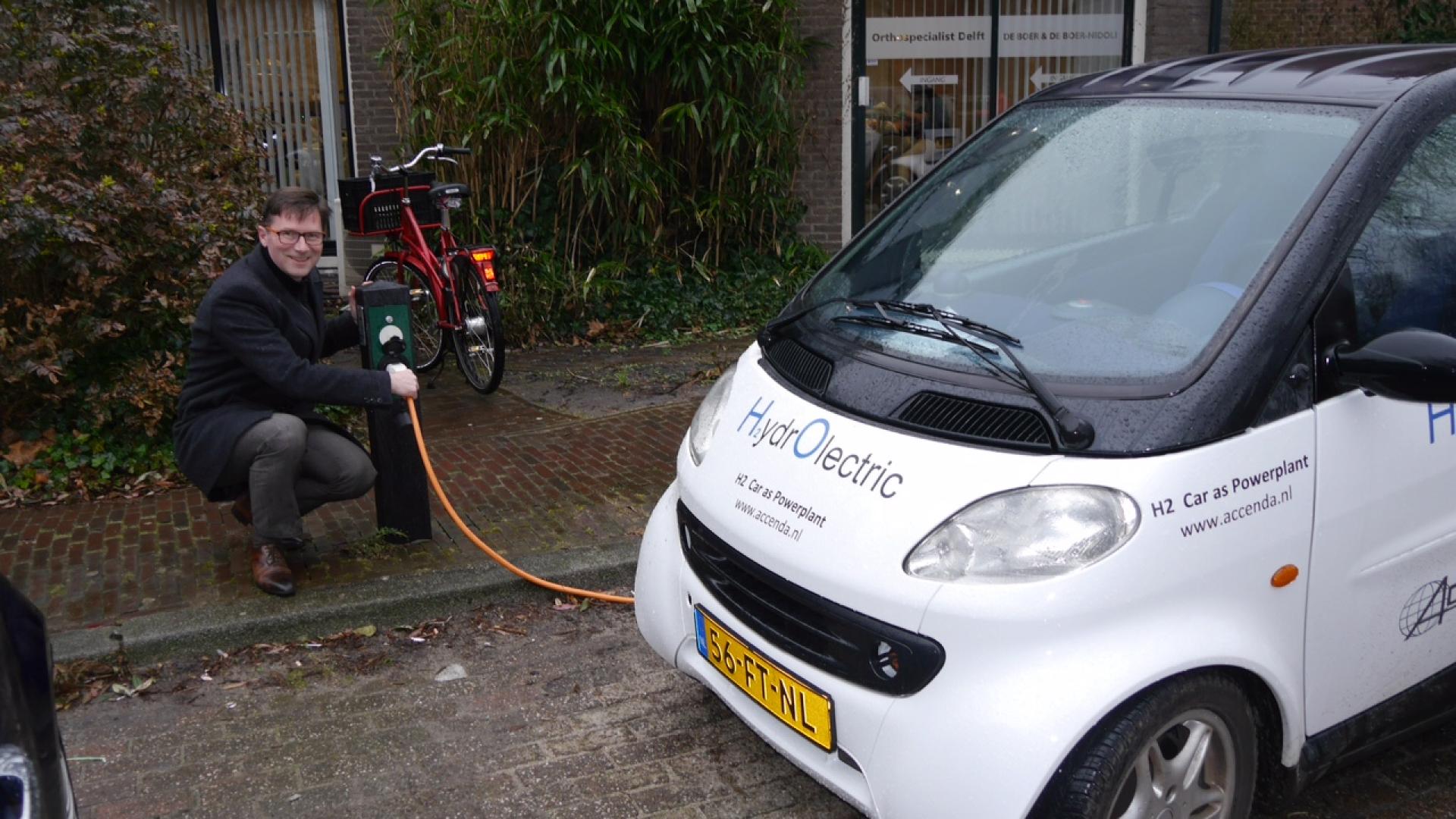 Stephan Brandligt opent eerste laadplein in Delft